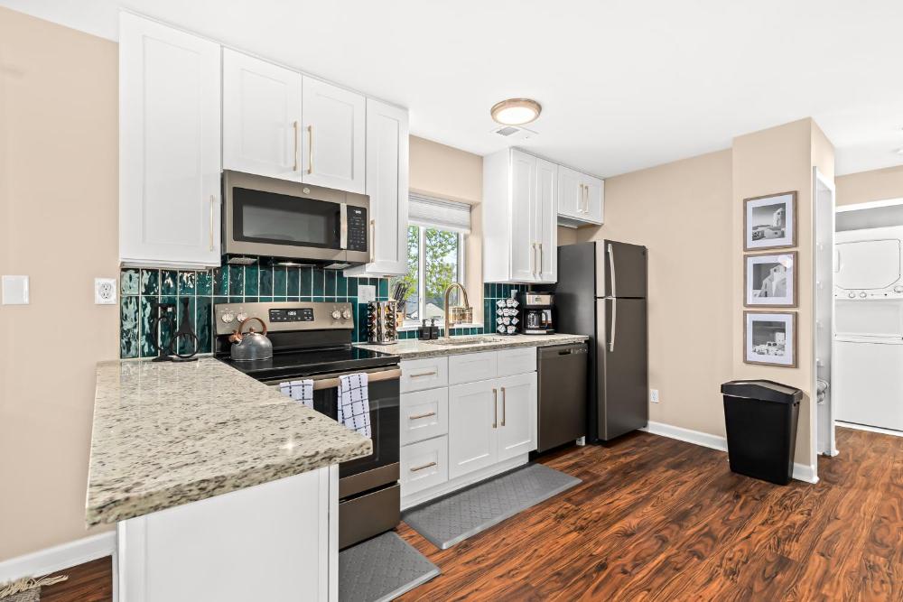 New! Cozy Upper 1BR Flat near Downtown Roseville